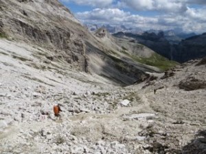 Trail descending the plateau